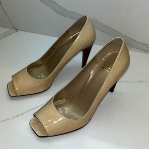 Stuart Weitzman nude patent classic pump 8.5